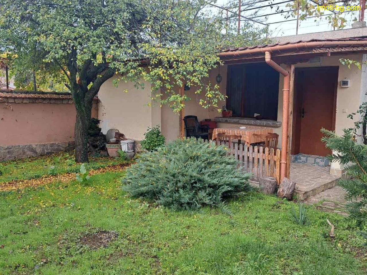Продава дворно място с две къщи