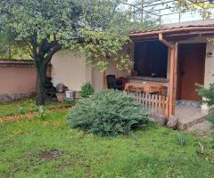 Продава дворно място с две къщи