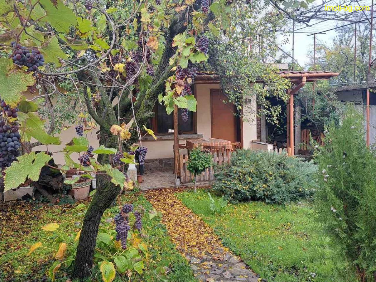 Продава дворно място с две къщи