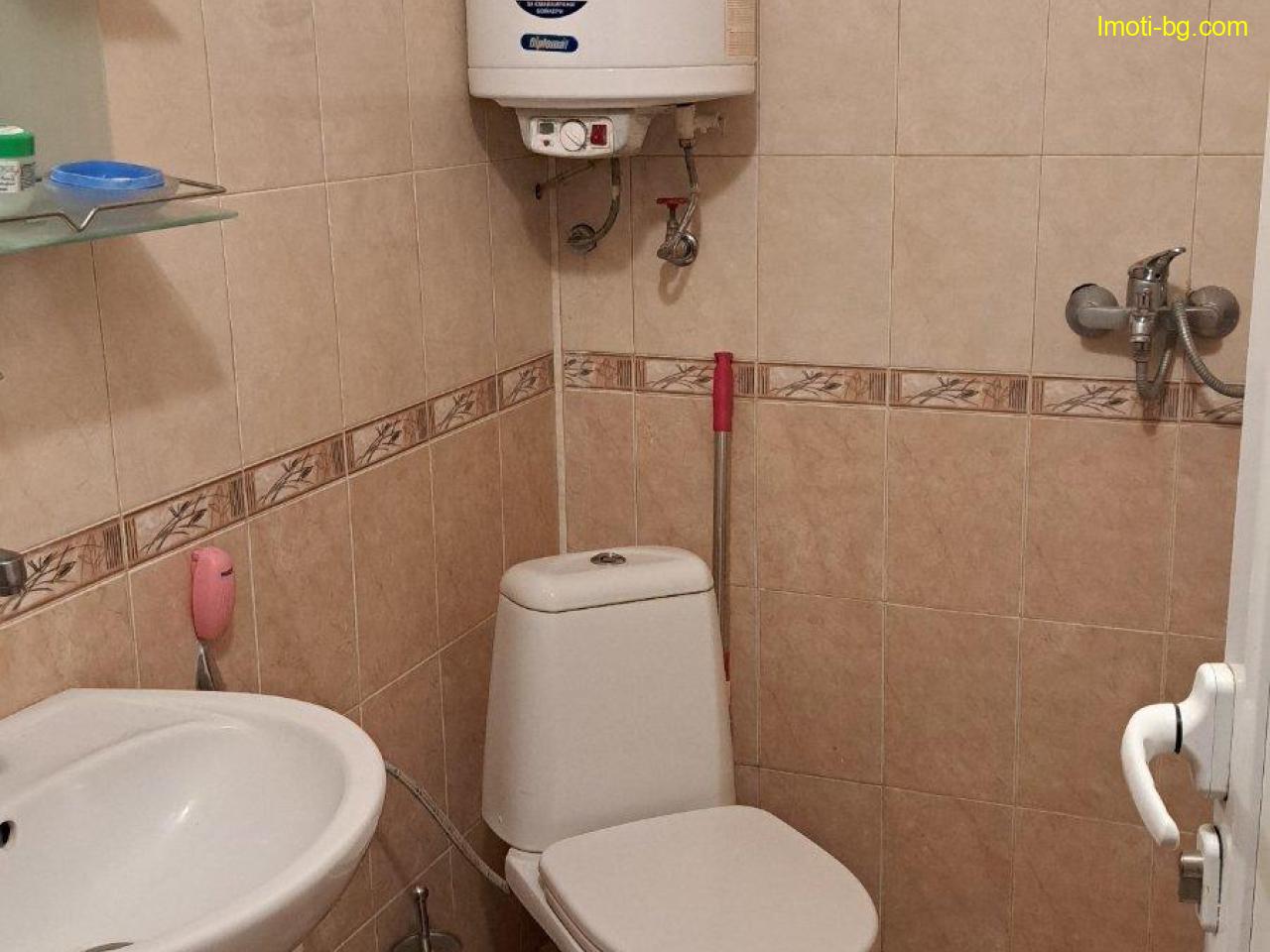 Продава дворно място с две къщи