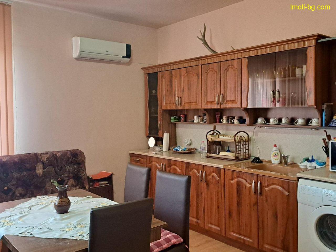 Продава дворно място с две къщи