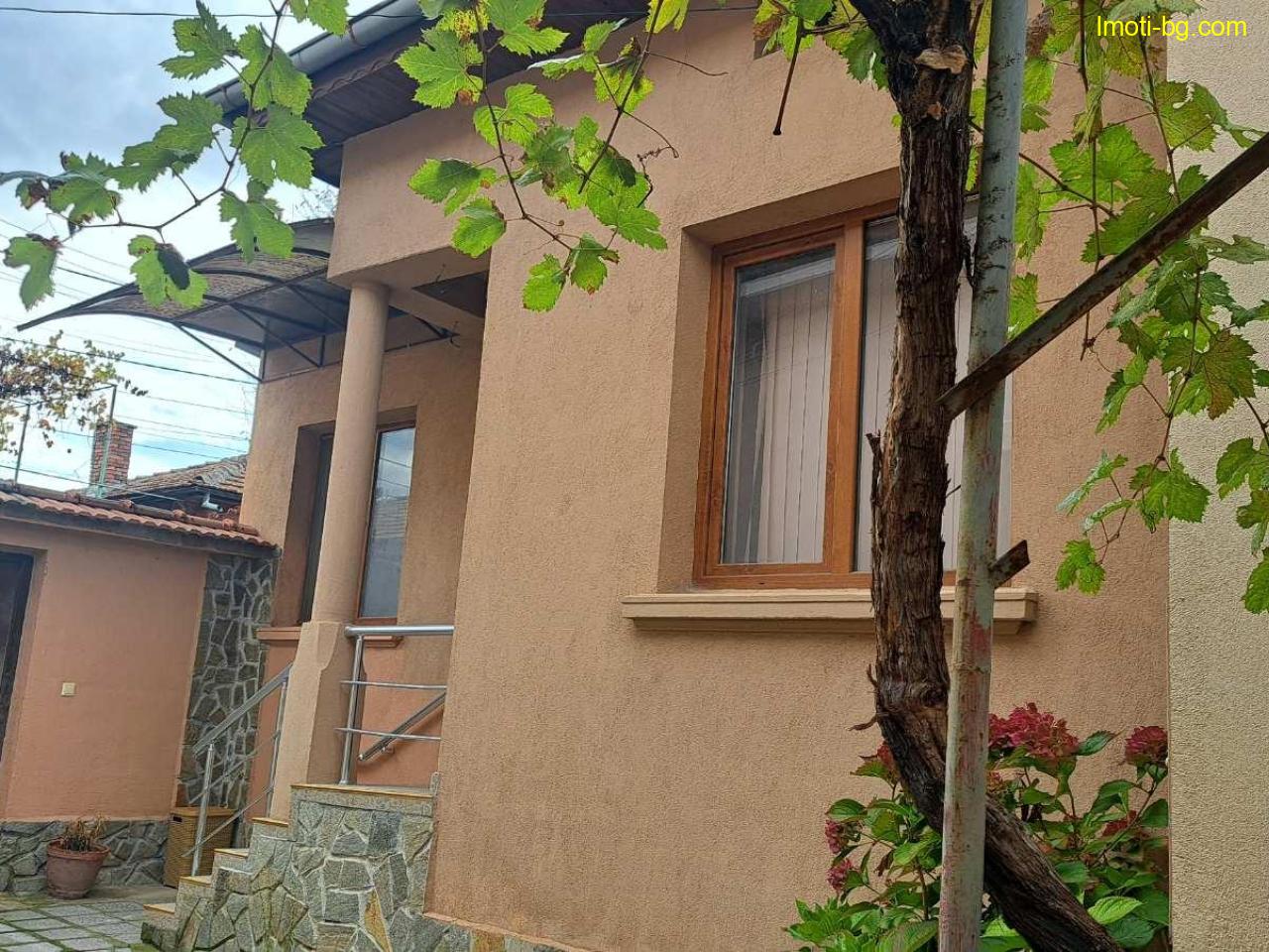 Продава дворно място с две къщи