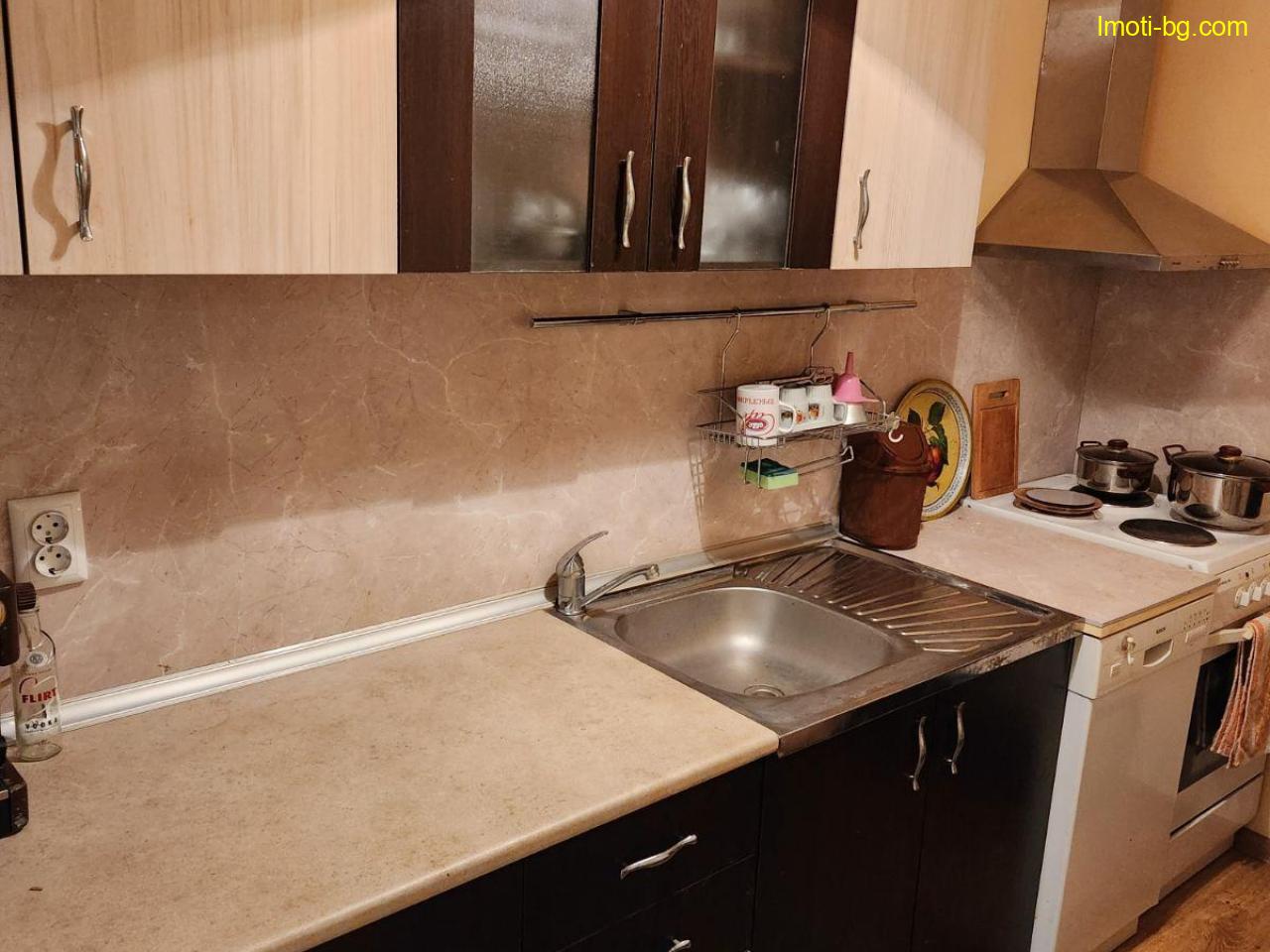 Продава дворно място с две къщи